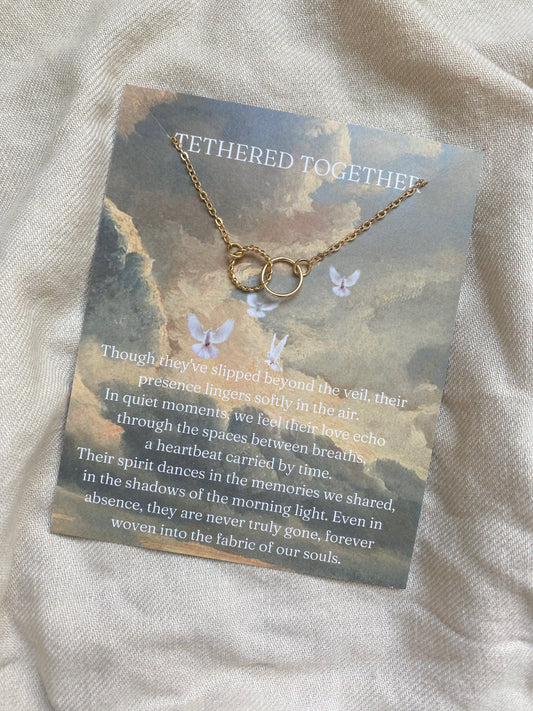 À travers un collier épais et fin